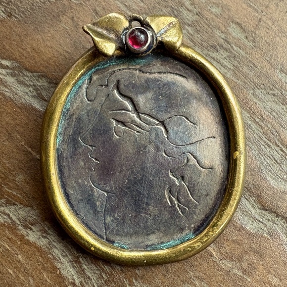 Santorini, Greece, artisan made etched silver pin with gold rim & red cabachon - Picture 13 of 13